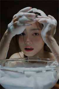 清明节妻子陪小助理扫墓，我离开后悔疯了无错版